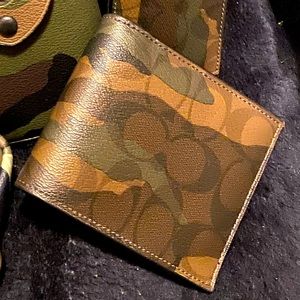 Signature Coach 3 in 1 Wallet & thin Card wallet- Green Camo NWT-